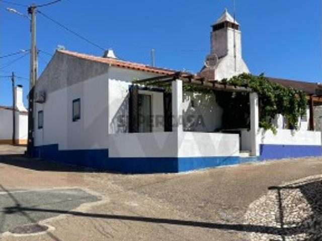 Moradia T1 remodelada com terraço em Ferreira de Capelins