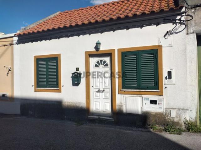 Moradia T1 remodelada Torre da Marinha, Moradia térrea, com entrada direta para sala e cozinha em kitchenette