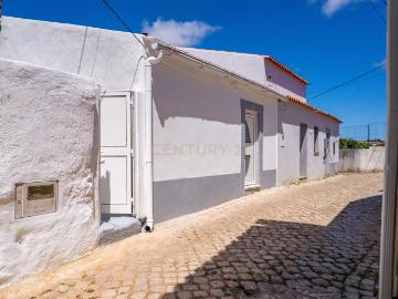 Moradia T1 Renovada com Logradouro – Alguber, Cadaval