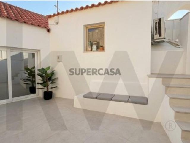 Moradia T1 Renovada em Caxias | Jardim Privado com Vista Mar