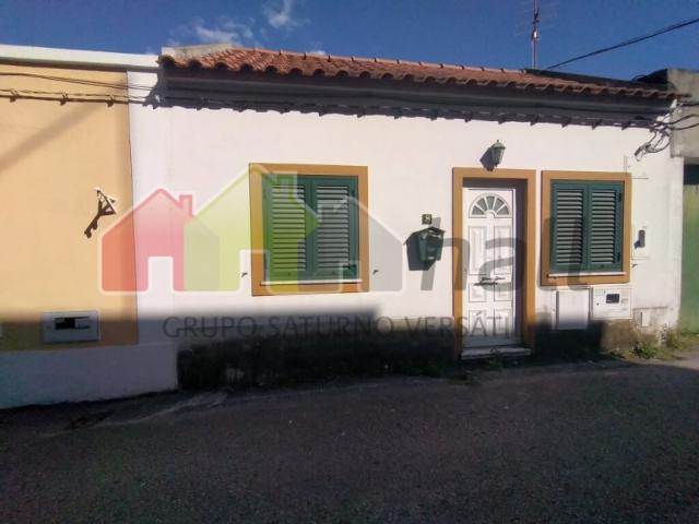 Moradia T1 Renovada para venda na Torre da Marinha