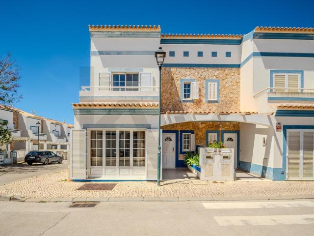 Moradia T2+2 em Manta Rota – A poucos minutos da praia | Manta rota, Algarve