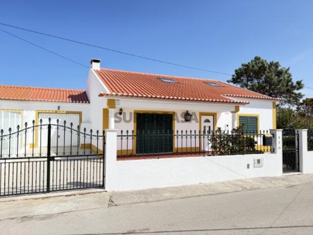 MORADIA T2+3, LOCALIZADO PERTO DAS PRAIAS. POSSUI UM QUINTAL E JARDIM, BARBECUE, SALA PARA FESTAS