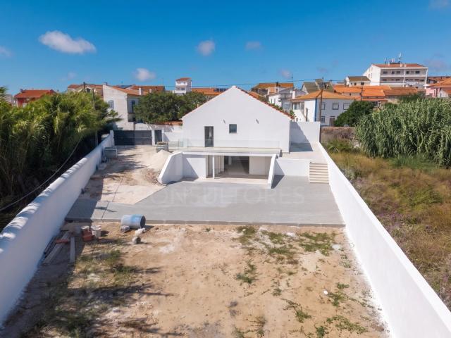 Moradia T2+1 totalmente remodelada com garagem e sótão em Al. 80m² Alcobaça