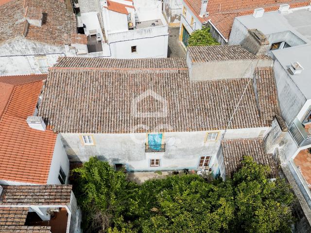 Moradia T2+1 Bifamilar de Rés do Chão c/ 426,14 m² de espaço exterior no Centro Histórico de Évora