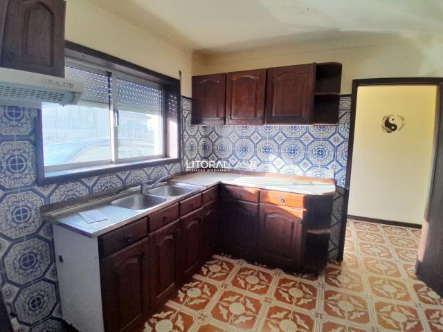 Moradia T2+1 com garagem e telheiro na Borralha