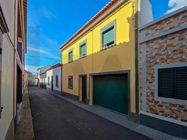 Moradia T2+1 com Garagem, localizada na Ribeirinha, concelho da Ribeira Grande