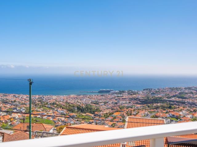Moradia T2+1 com excelente vista panorâmica sobre a baía do Funchal