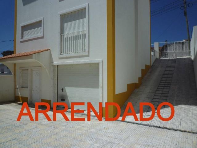 Moradia T2+1 com Logradouro em Bicesse, Arrendamento