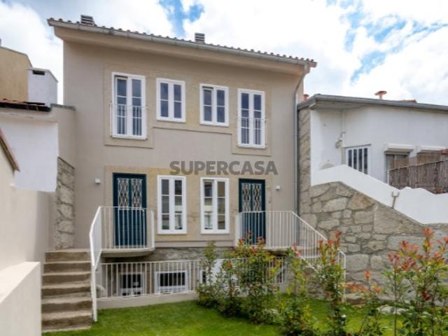 Moradia T2+1 com Pátio, totalmente remodelada