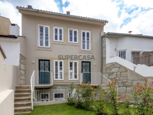 Moradia T2+1 com Pátio, totalmente remodelada