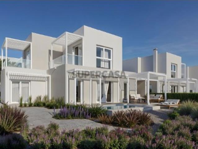 Moradia T2+1 com Piscina Privativa e Integração com o Campo de Golfe