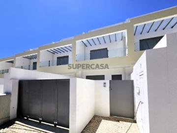 Moradia T2+1 com 4 casas de banho e garagem perto do centro da cidade de Tavira
