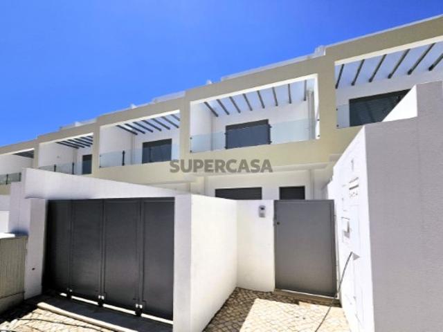 Moradia T2+1 com 4 casas de banho e garagem perto do centro da cidade de Tavira