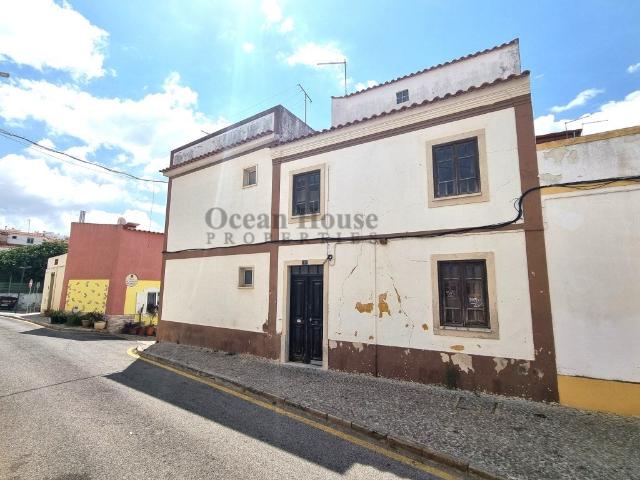 Moradia T2+1 com terraço, para renovar no centro histórico d. 0m² Loulé são sebastião