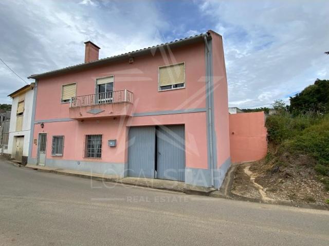 Moradia T2+1 com terreno, garagem e potencial de valorização na Delgada, Bombarral