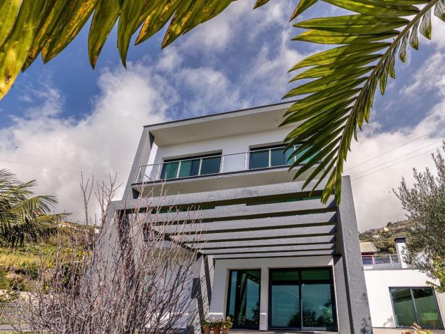 Moradia T2+1 com terreno para investimento 267m² Ribeira Brava