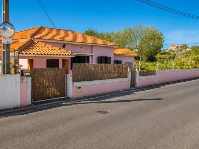 Moradia T2+1, Espinho com Terreno com árvores de fruto, terraço e jardim, anexo Independente e Potencial para T4 a 3 km da Praia e de centro do Espinho