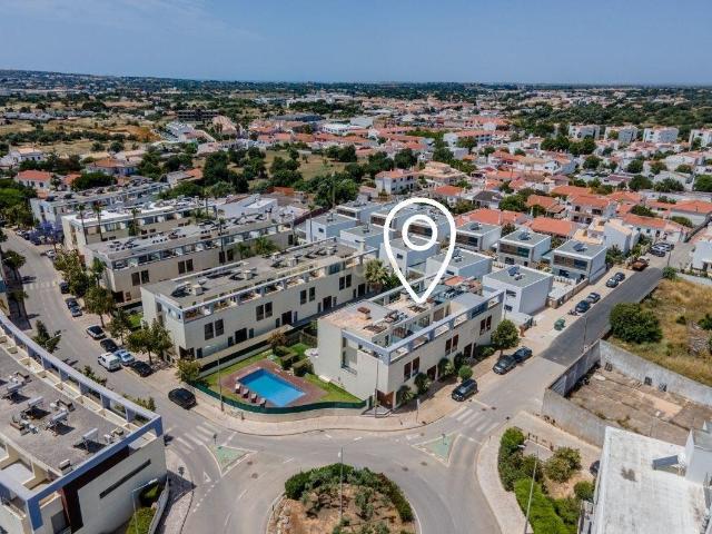 Moradia T2+1 geminada | Piscina Garagem | Localização: Fer. 156m² Ferreiras