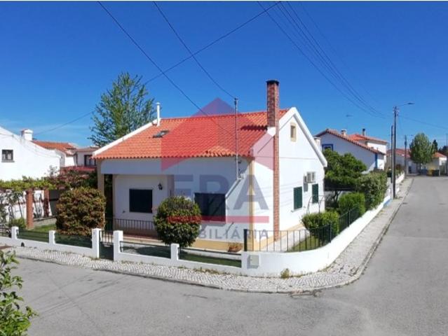 Moradia T2+1 para arrendamento situada numa zona tranquila junto a vila Histórica de Óbidos