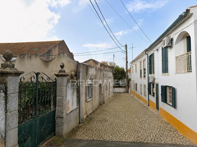 Moradia T2+1 para recuperação em Abrigada Alenquer