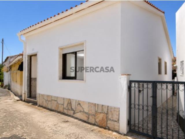 Moradia T2+1 com espaço exterior, em zona tranquila de Bucelas