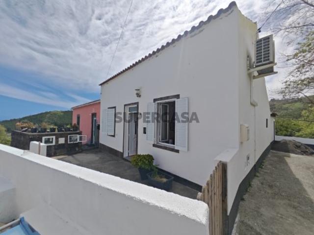 Moradia T2+1 Pitoresca com Vista Mar e Amplo Quintal Lomba do Carro, Povoação