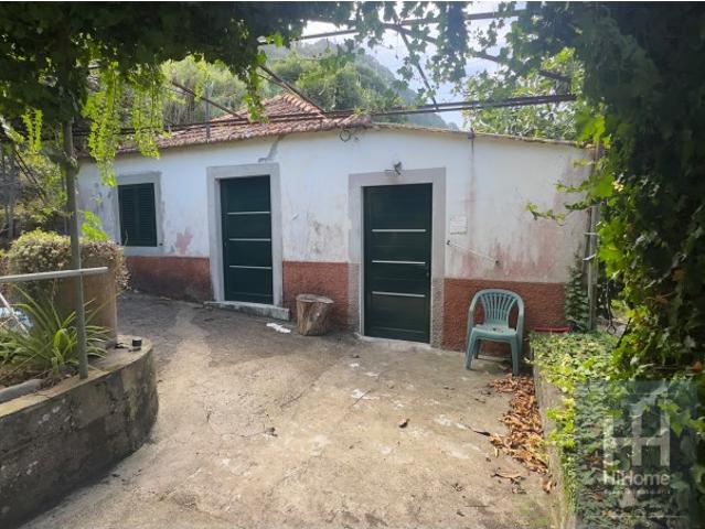 Moradia T2+1 por recuperar no Arco de São Jorge com 890 m2 de lote
