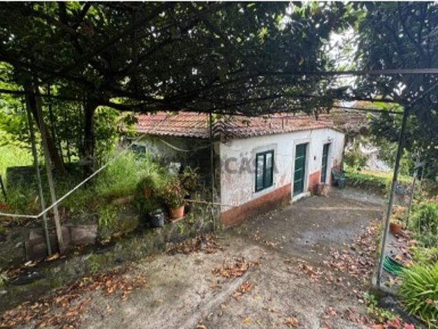 Moradia T2+1 por recuperar no Arco de São Jorge com 890 m2 de lote