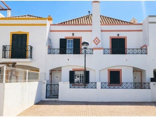 Moradia T2+1 remodelada com pátio em Tavira, Algarve 100m² Cabanas De Tavira