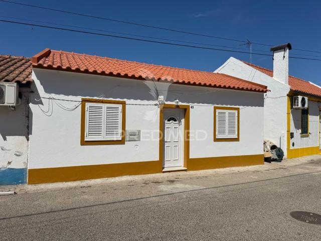 Moradia T2+1 Remodelada | Venda no Estado Atual ou Chave na Mão