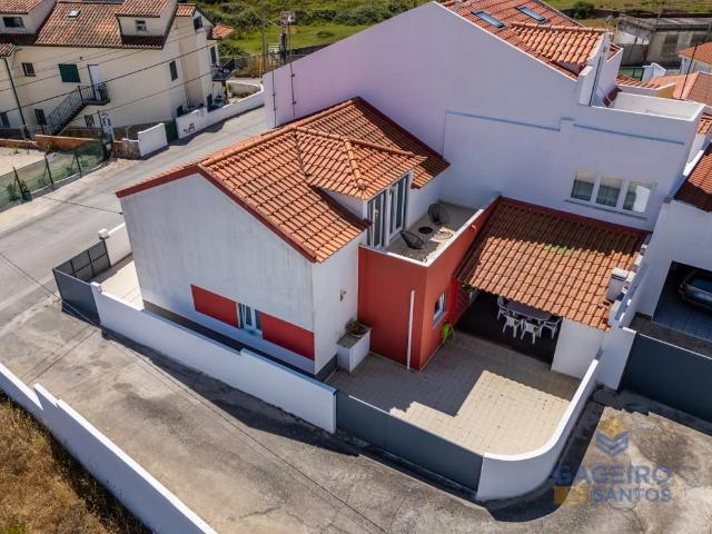 Moradia T4 com charme, a dois passos da Praia de São Martinh. 104m² São Martinho Do Porto