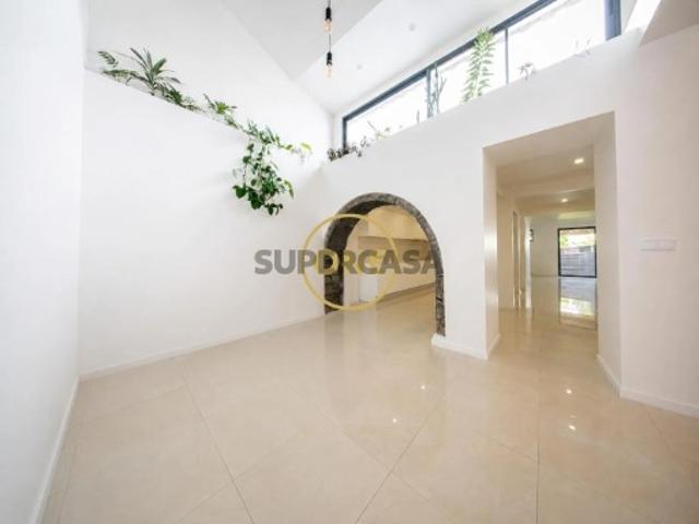 Moradia T2+2 com Amplas Áreas e Acabamentos Modernos