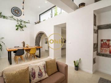 Moradia T2+2 com Amplas Áreas e Acabamentos Modernos
