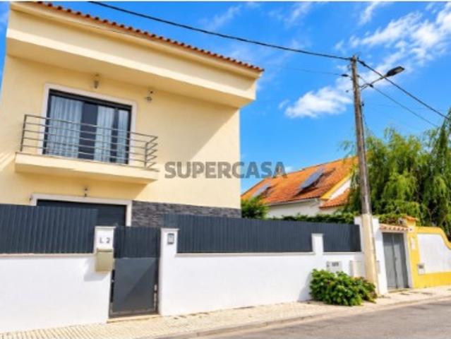 Moradia T2+2 com Jardim, Garagem, Piscina, e zona de Barbecue no Seixal