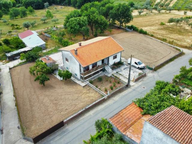Moradia T2+2 com Terreno de 1.937 m² em Carragosela, Tábua