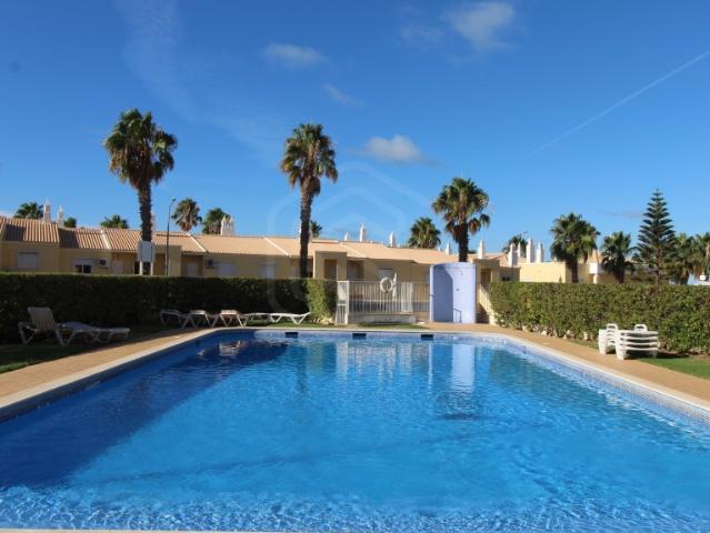 Moradia T2+2 em banda, com piscina, em Vale de Parra, Guia, Albufeira, Algarve