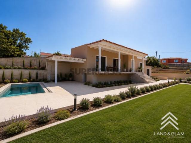 Moradia T2+2 remodelada com piscina em Mafra
