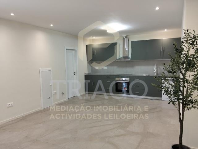 Moradia T3 com Sótão Aproveitado Centro Benavente Tudo à Sua Porta