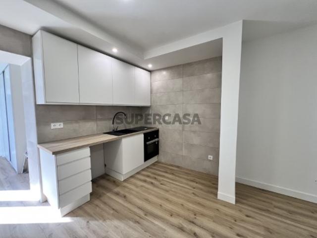 Moradia T2 Moderna com Logradouro em Santo António da Charneca Barreiro