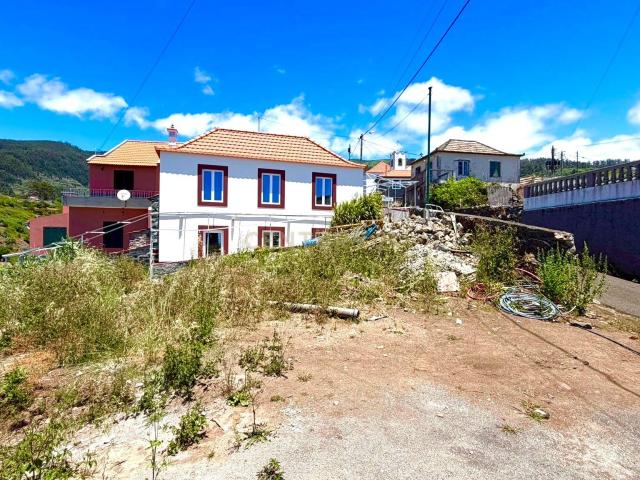 Moradia T2 com amplo terreno na Calheta