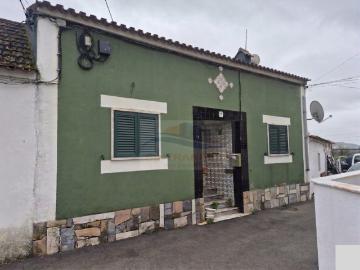 Moradia T2 na Granja de Alpriate em Vialonga em zona residencial, sossegada e aproveitamento do sotão