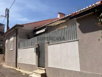 Moradia T2 no Cacém com Logradouro e Arrecadação
