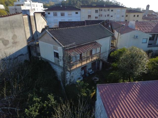 Moradia T2 no Centro da Vila de Terras de Bouro Oportunidade com Elevado Potencial