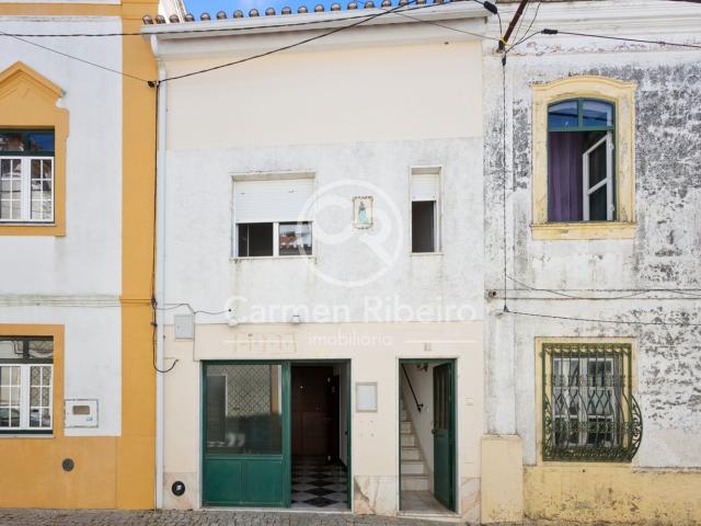 Moradia T2 no centro de Fronteira com garagem fechada