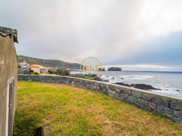 Moradia T2 nos Mosteiros — Vista Mar, Potencial Máximo e Localização Icónica