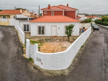 Moradia T2 Nova com Jardim e Estacionamento em Fontanelas