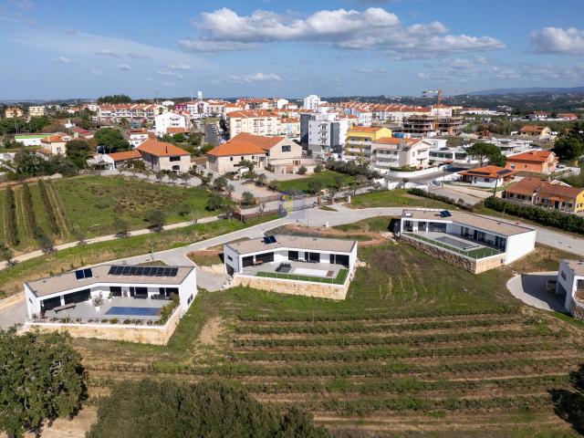 Moradia T2 Nova em fase de término da obra, com piscina e ainda com a possibilidade de ser convertida em T2+2, inserida em Condomínio