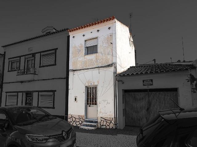 Moradia T2 à venda em Cabeção, Mora RE/MAX Portugal