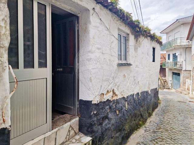 Moradia T2 à venda em Cinfães